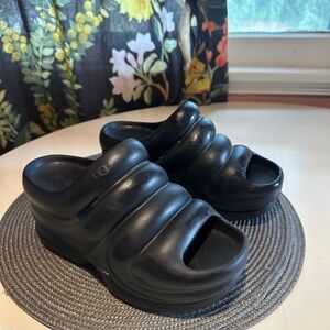 UGG - Black Chunky Aww Yeah Slides Size 7